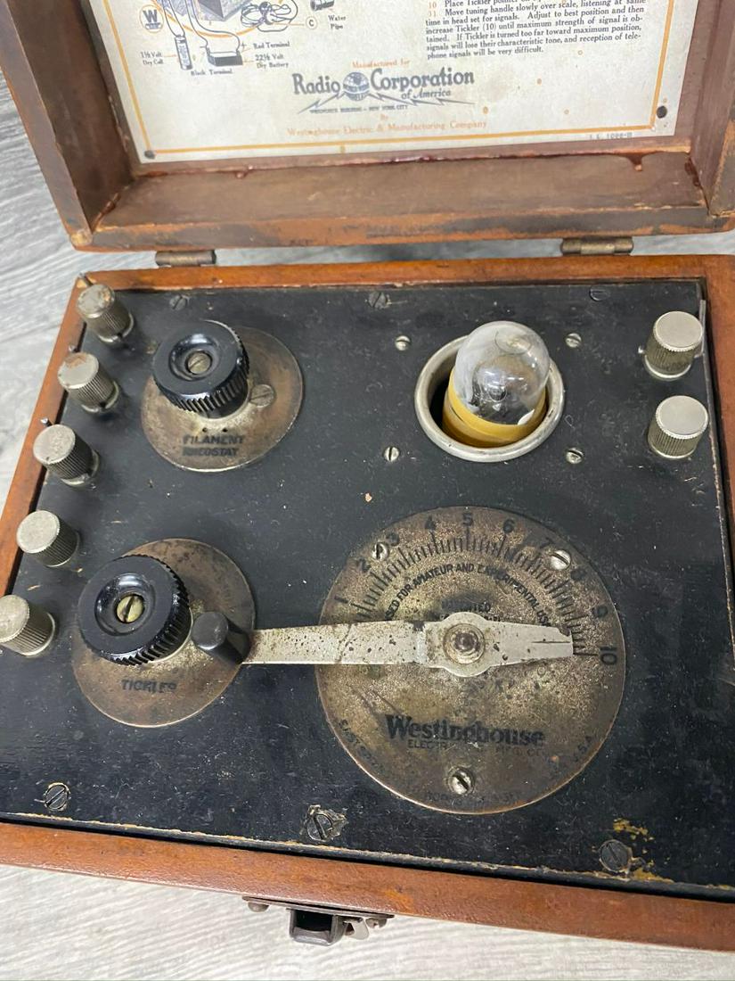WESTING HOUSE AERIOLA SR. RECEIVER: STYLE 319564, MANUFACTURED FOR RCA. FOUND CONDITION.