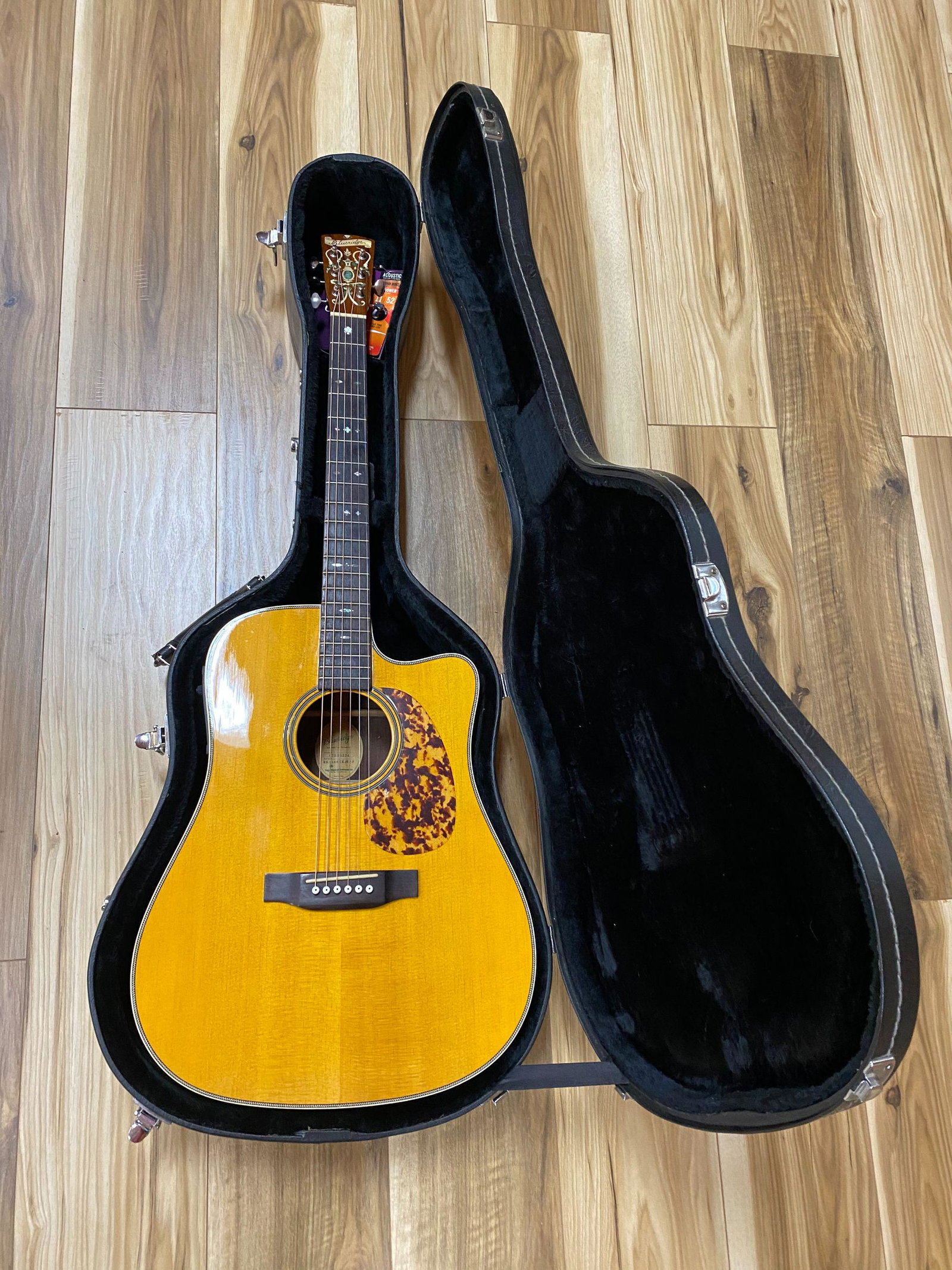 BLUE RINGE HISTRIC SERIES BR-160 DREAD NOUGHT ACOUSTIC: FABULOUS BLUE RINGE BR-160 DREAD NOUGHT ACOUSTIC GUITAR- SODIO SITKA SPRUCE TOP AND HAND CARVED PACA BOLIC TOP BRACE AND INDIAN ROSE WOOD BACK. WITH MOTHER OF PEARL AND HEADSTOCK IN LAYS. VERY GOOD CO