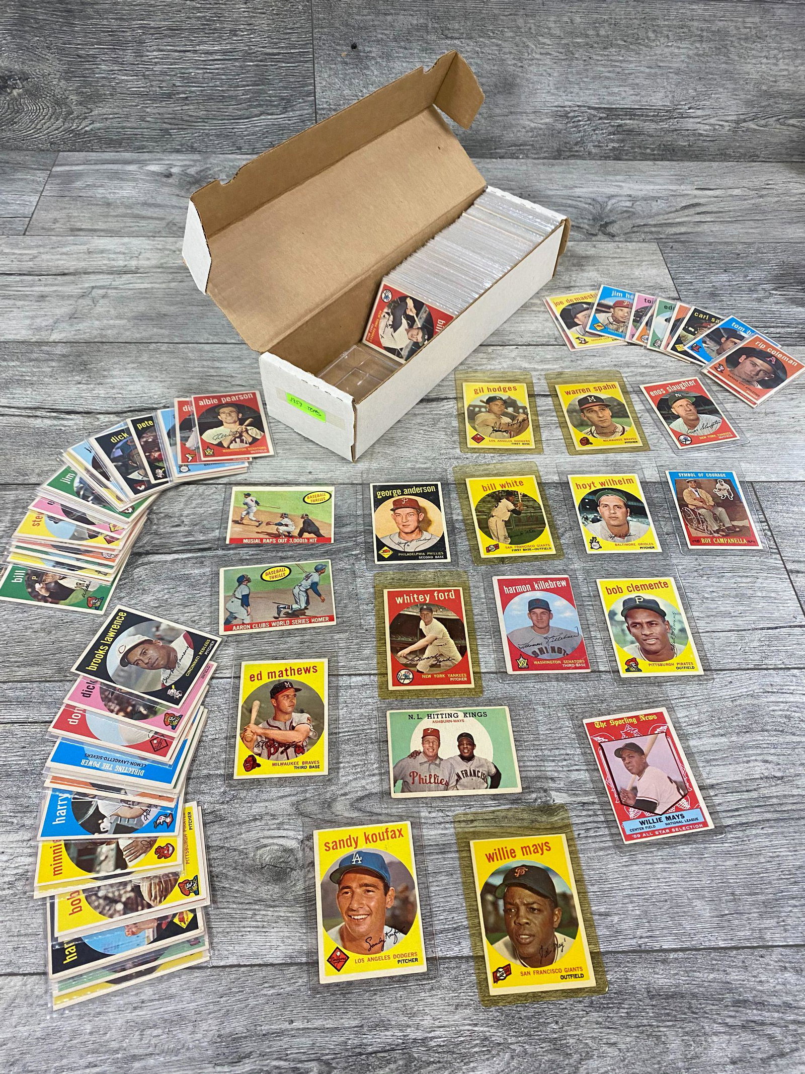 HUGE LOT 1959 TOPPS BASEBALL CARDS: APPROX 600 CARDS. SOLD AS IS. BUYER ASSUMES ALL RISKS AND RESPONSIBILITY, WE CANNOT GUARANTEE OR AUTHENTICATE
