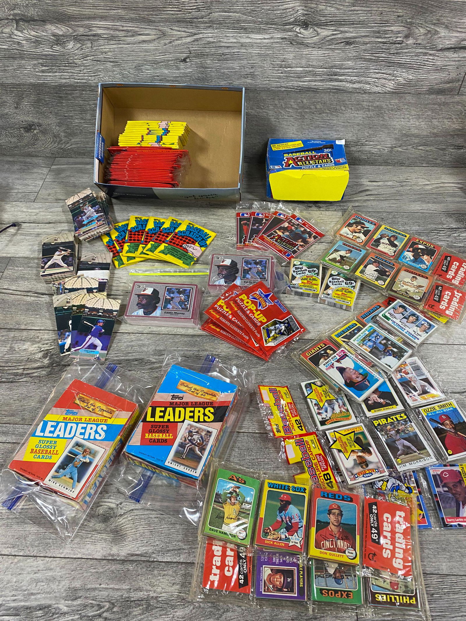 HUGE LOT OF UNOPAWN MLB PACKS: DONRUSS 1986, 1987, 1984, 1983.DONRUSS 1983 JUMBO ALL STARS. THREE COMPLETE SETS OF 77 TOPPS 1988. MAJOR LEAGE LEADERS. 1975-1985 UNPAWN BASE BALL CELLO PACKS