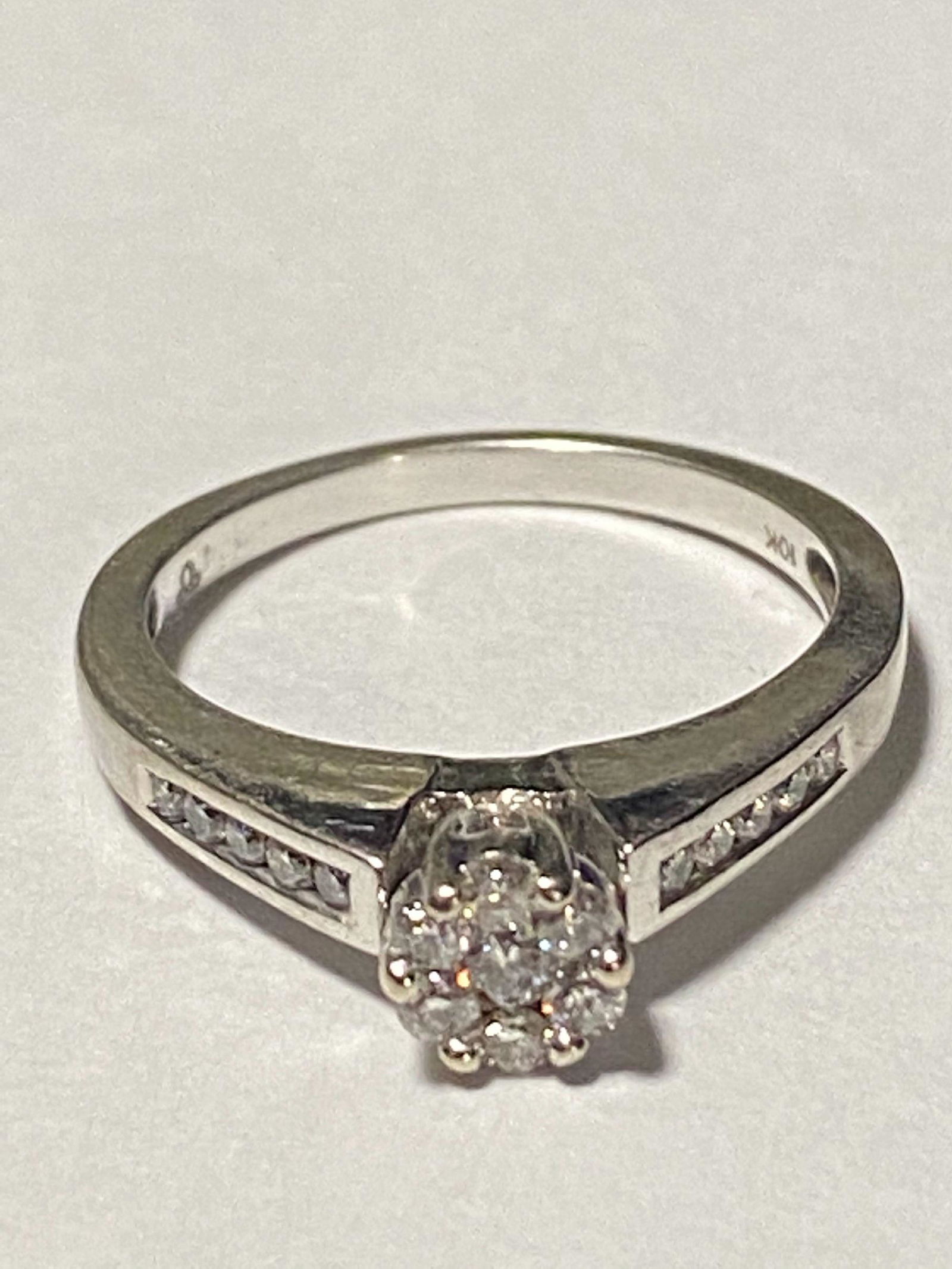 LADIES 10K WHITE GOLD & DIAMOND RING: SIZE 6.75