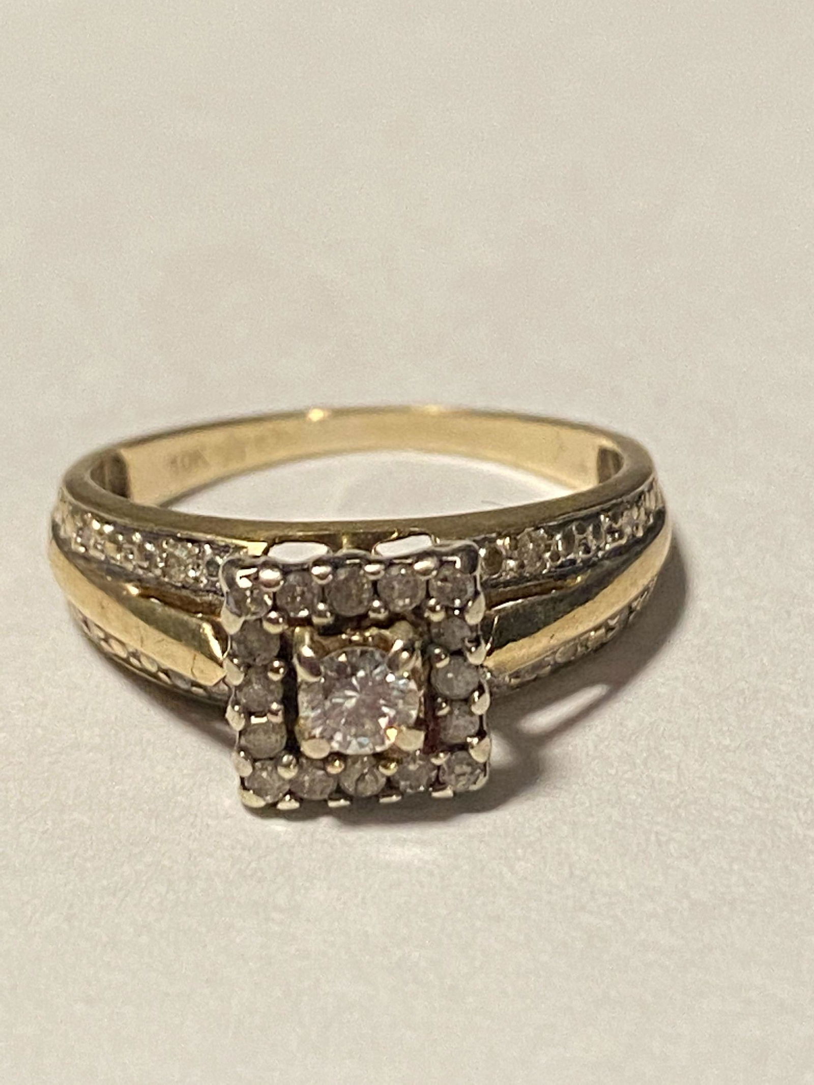 10K YELLOW GOLD & DIAMOND RING: SIZE 5.25