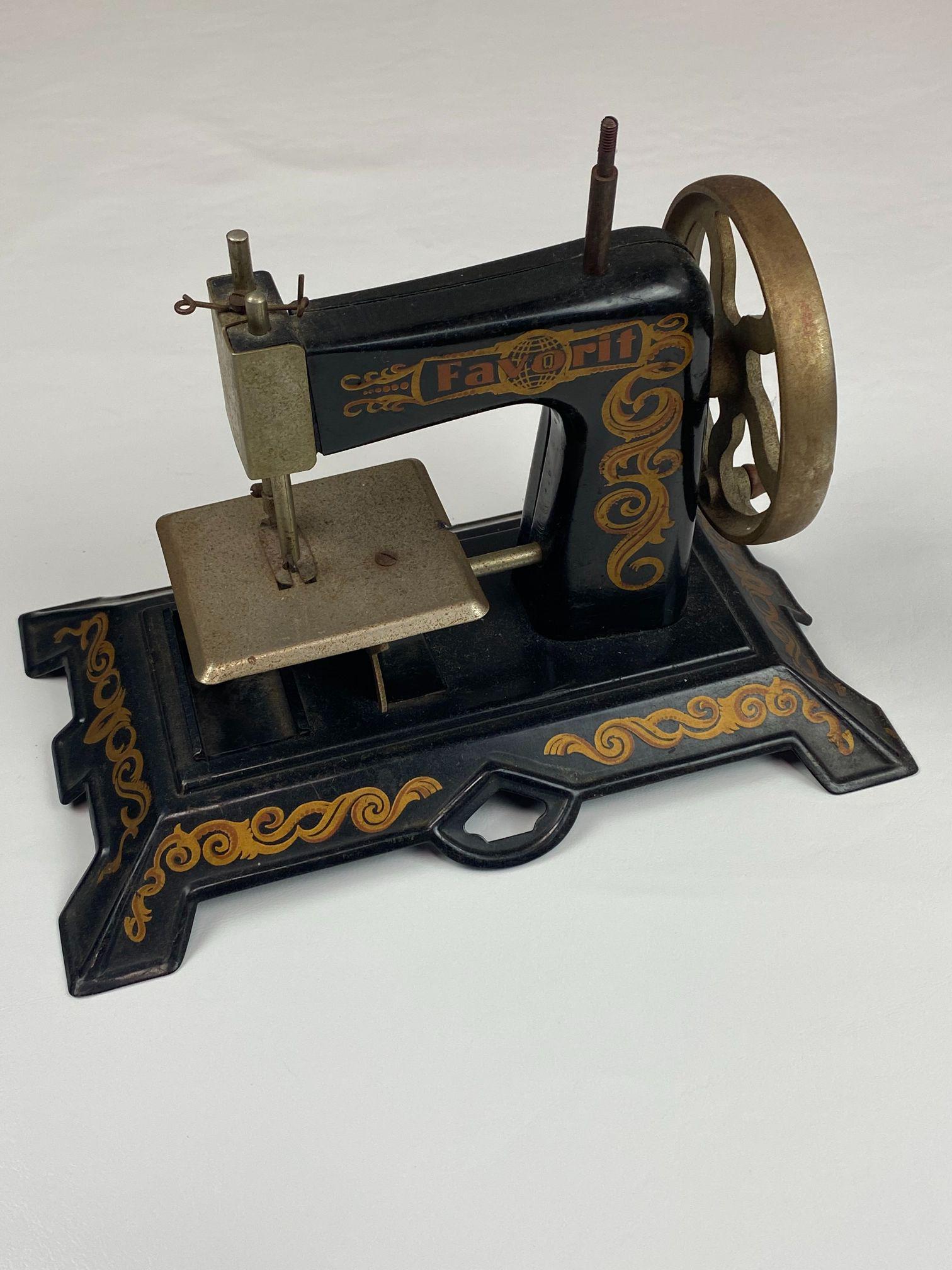 CASIGE FAVORIT GERMAN ANTIQUE TOY SEWING MACHINE: 1920'S FOUND CONDITION