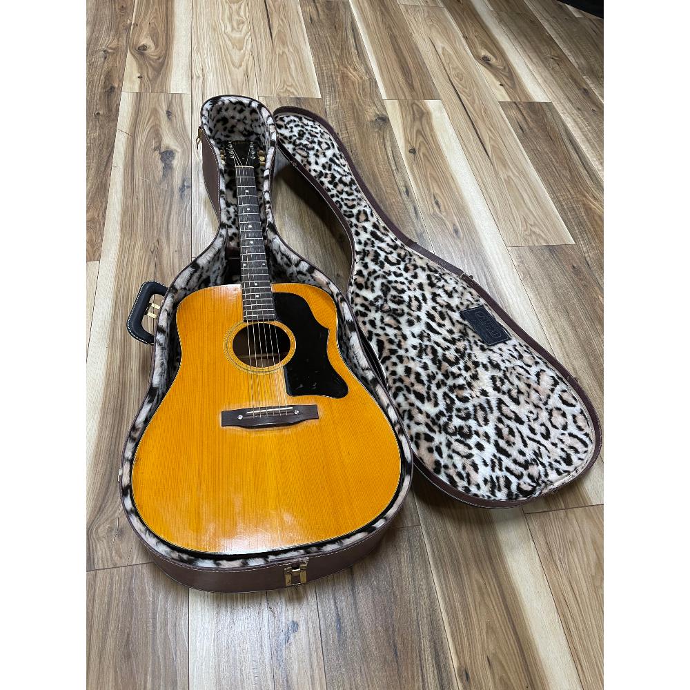 J40 Acoustic Gibson Guitar: VG used condition, hs crack repair, binding bubbles, original keys.