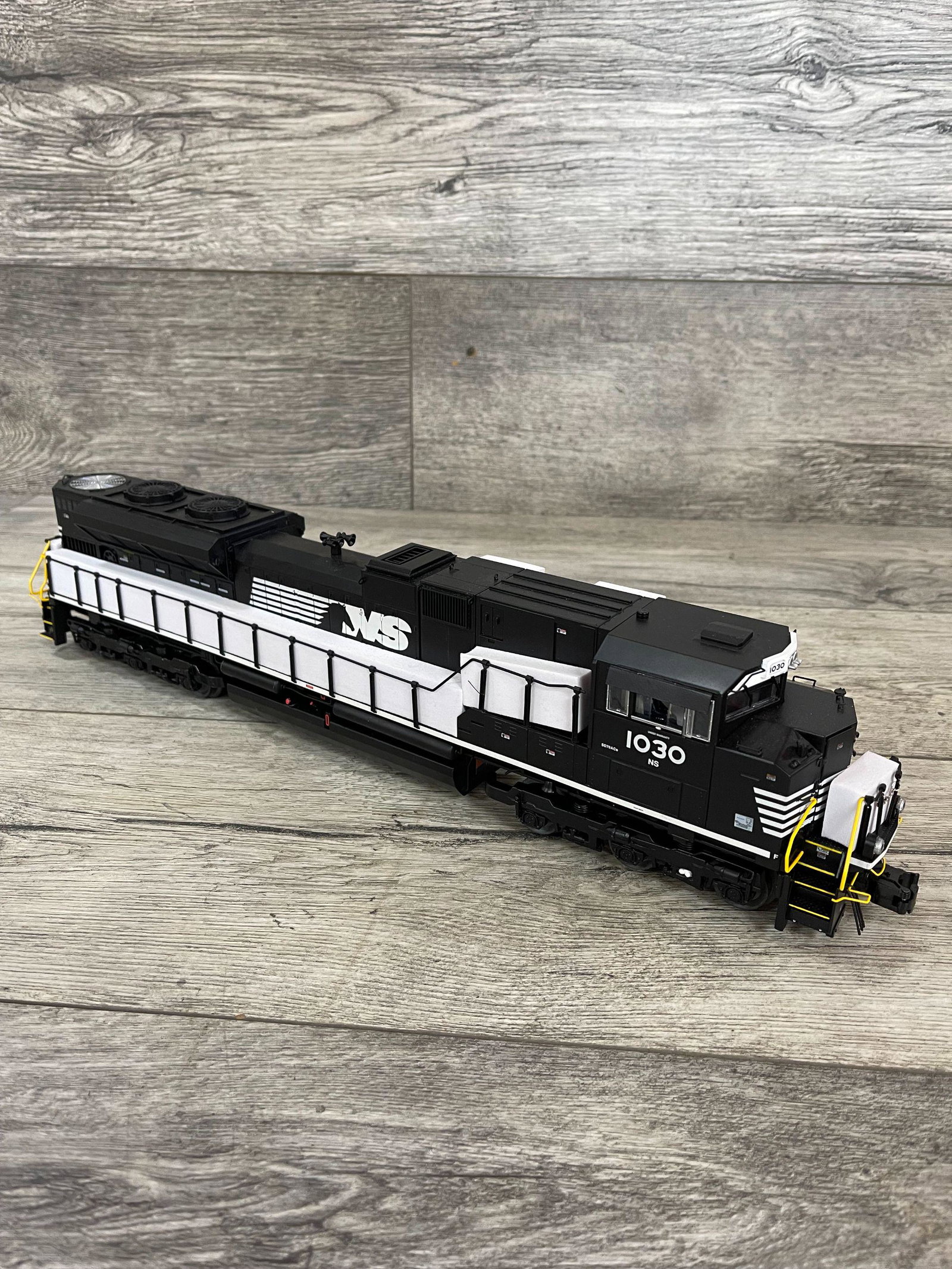 NORFOLK SOUTHERN LEGACY SD70ALE #1030 LIONEL ENGINE: NEW CONDITION-NO BOX