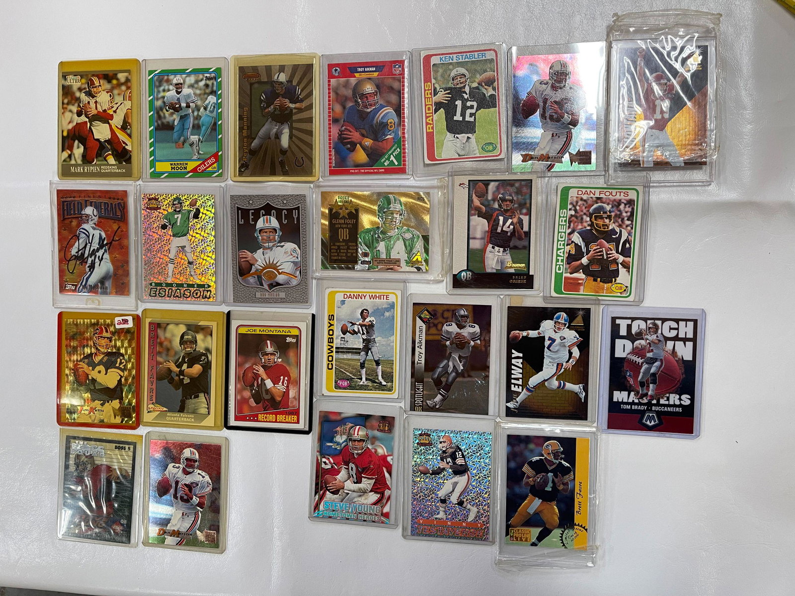 LOT OF 25 H.O.F. QUARTERBACK CARDS: TOM BRADY, BRETT FAVRE, JOE MONTANA, PEYTON MANNING, DAN MARINO, ETC.