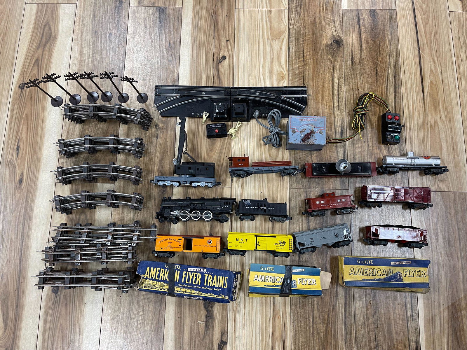 VINTAGE AMERICAN FLYER TRAIN LOT: CARS, TRACKS, TRANSFORMER, ESTATE FOUND COND.
