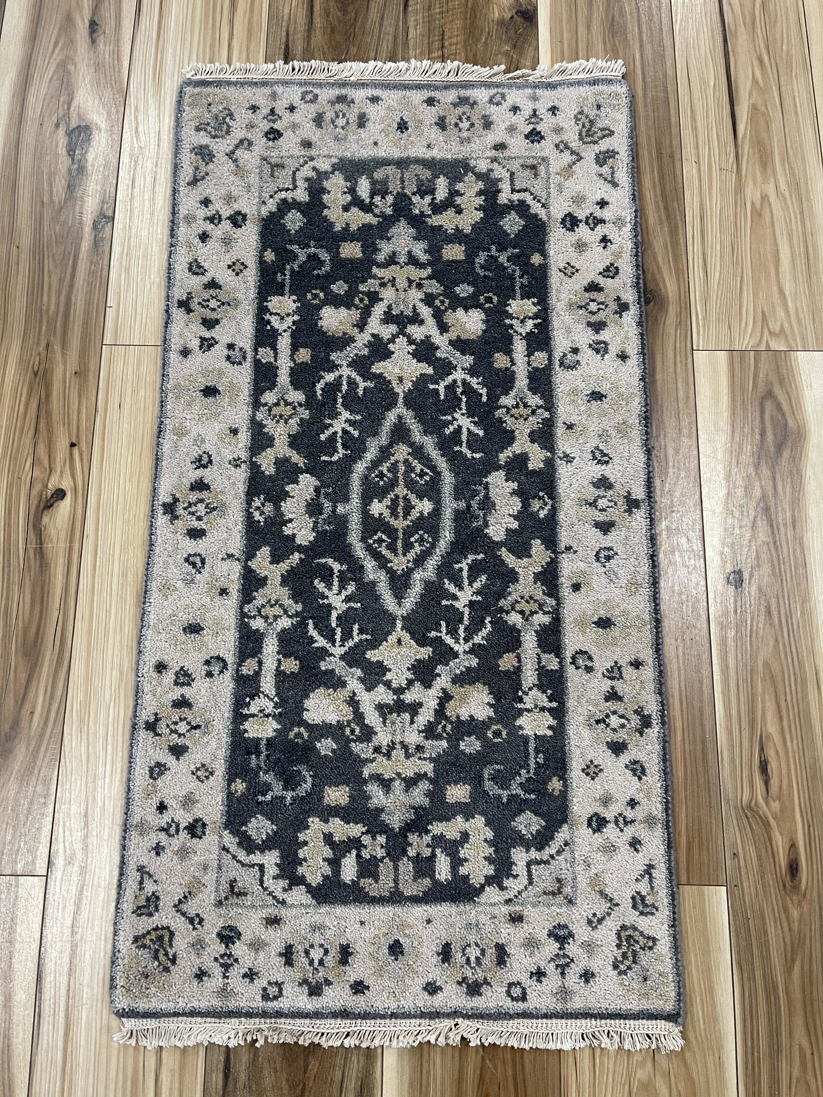 OUSHAK WOOL RUG: GREY, LT. GREY-2.6 X 6
