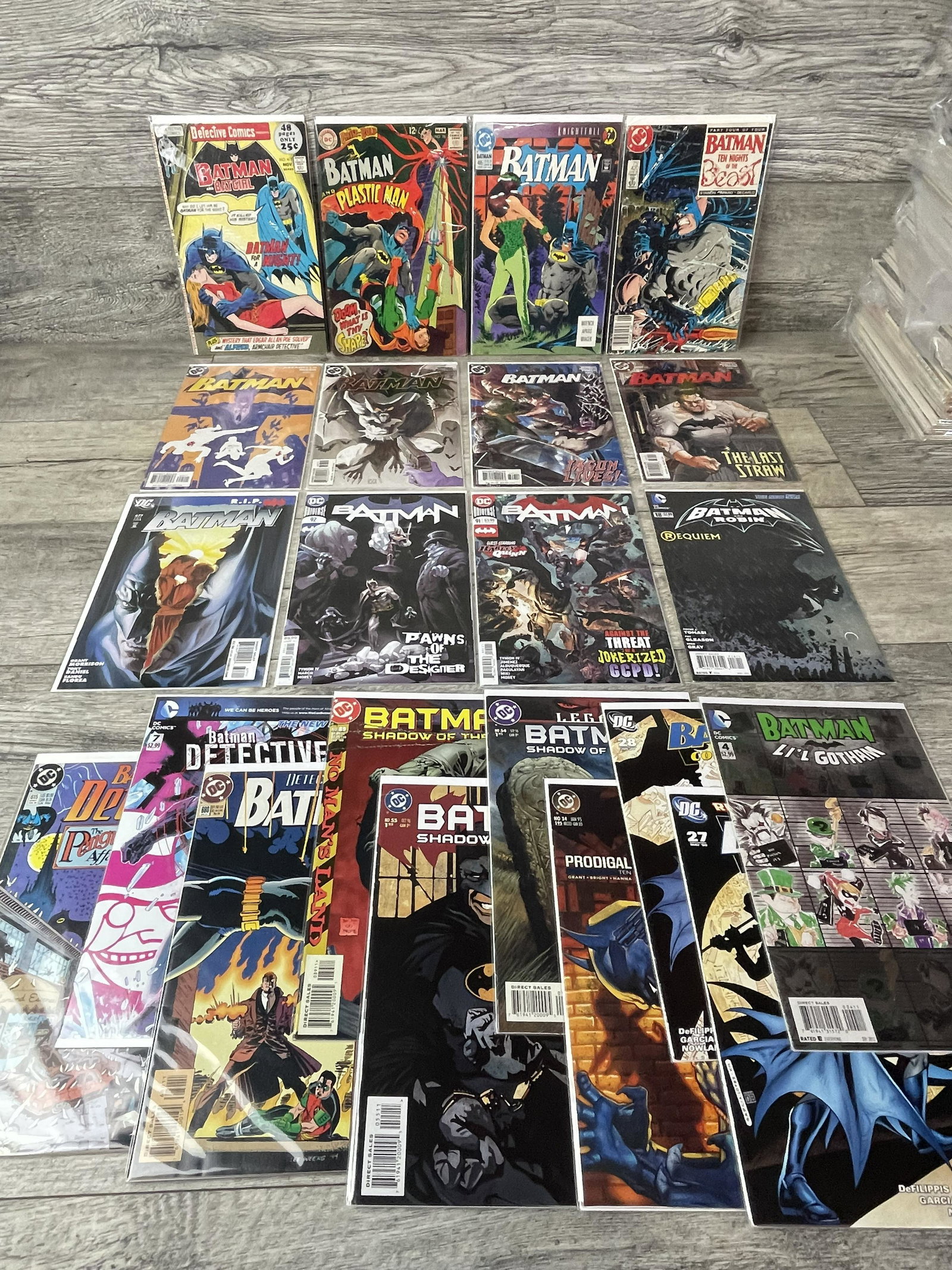 LARGE LOT OF 22 BATMAN COMICS: LARGE LOT OF 22 BATMAN COMICS