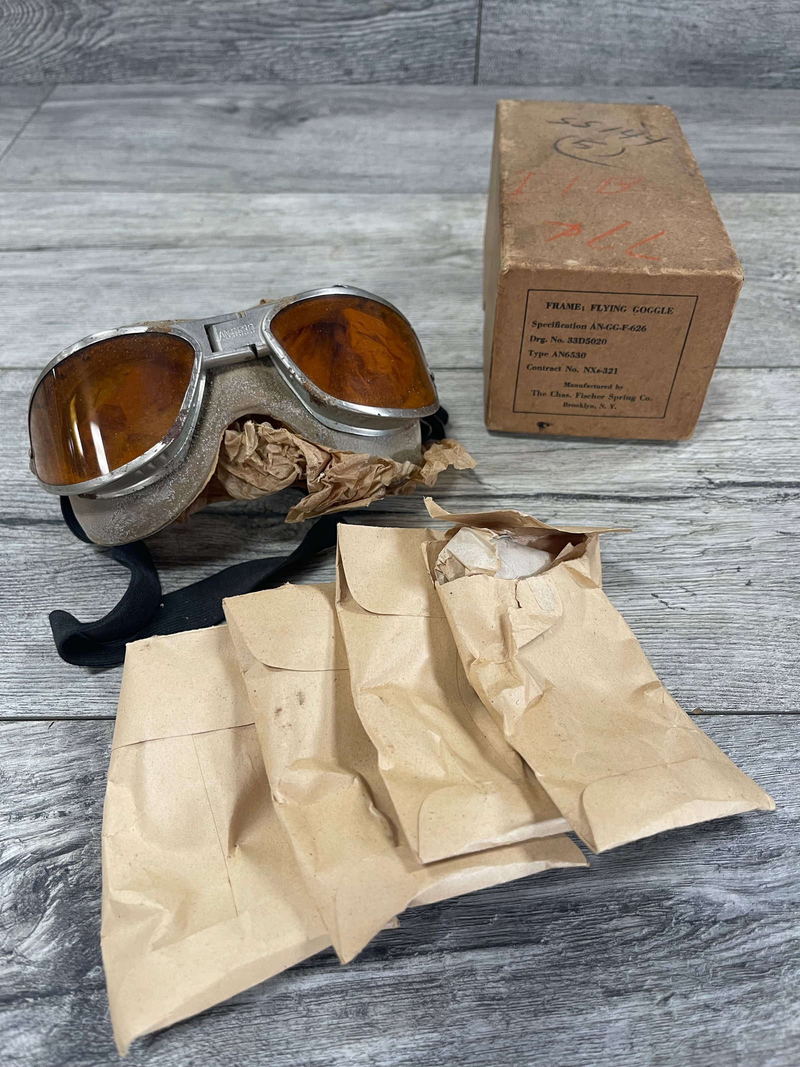1940'S PILOT GLASSES: WITH EXTRA LENSES. AN6530. GI ISSUE. PRODUCED DURING WWII.