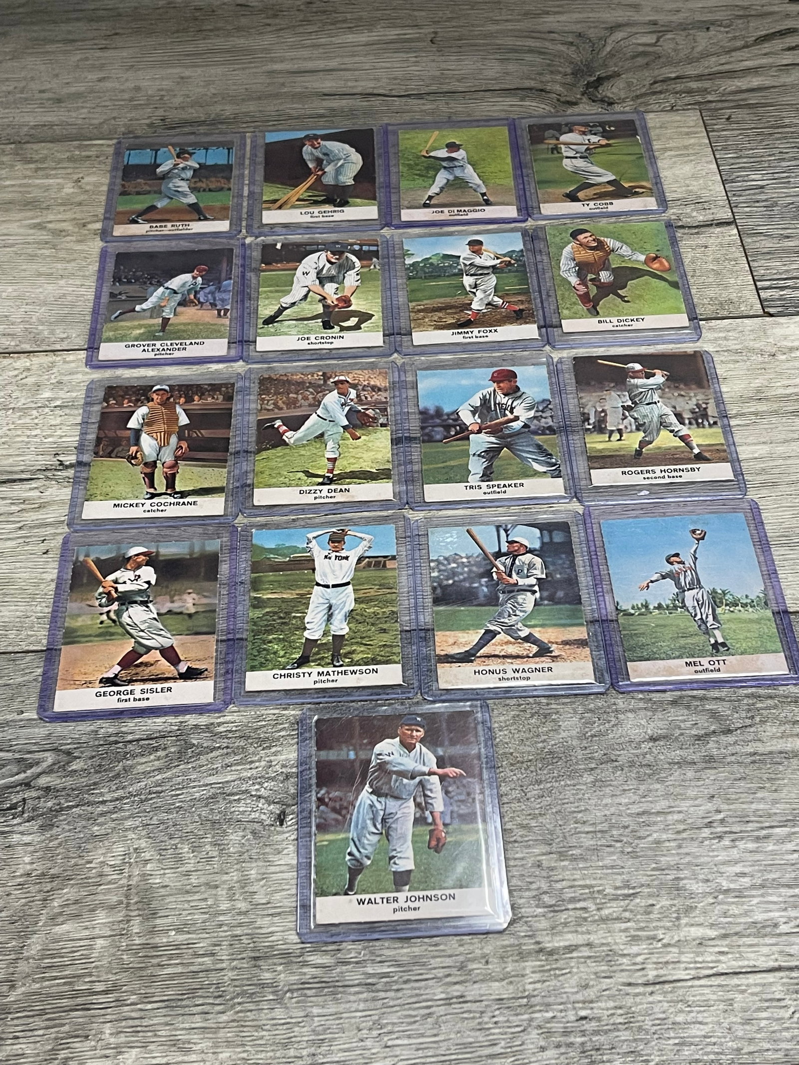 LOT OF 17 BASEBALL CARDS: WALTER JOHNSON, BABE RUTH, LOU GEHRIQ, JOE DI MAGGIO, TY COBB, AND OTHERS. 1961 GOLDEN PRESS