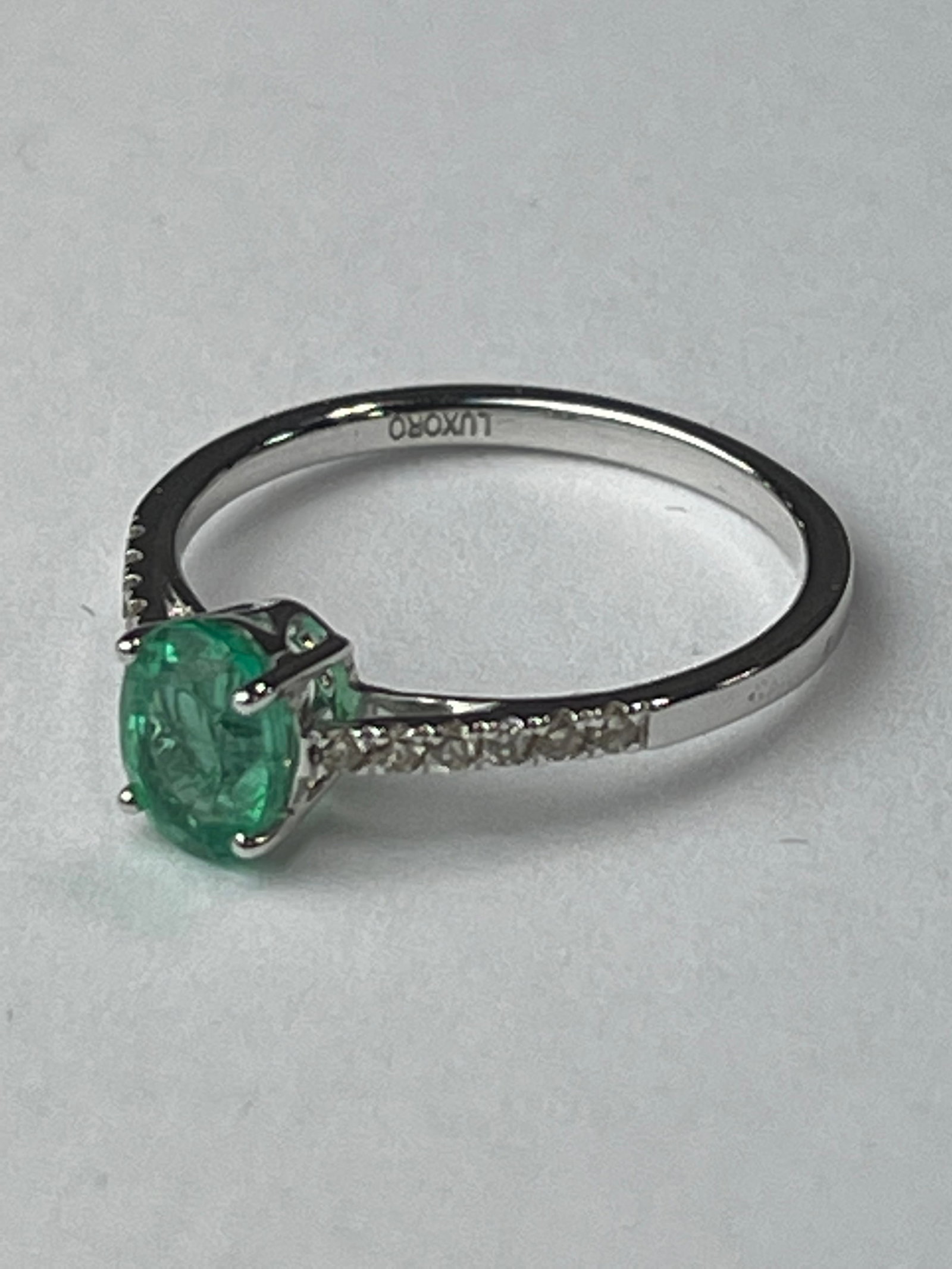 14K WHITE GOLD AAA ETHIOPIAN EMERALD AND DIAMOND RING: SIZE 7, 1 CTW