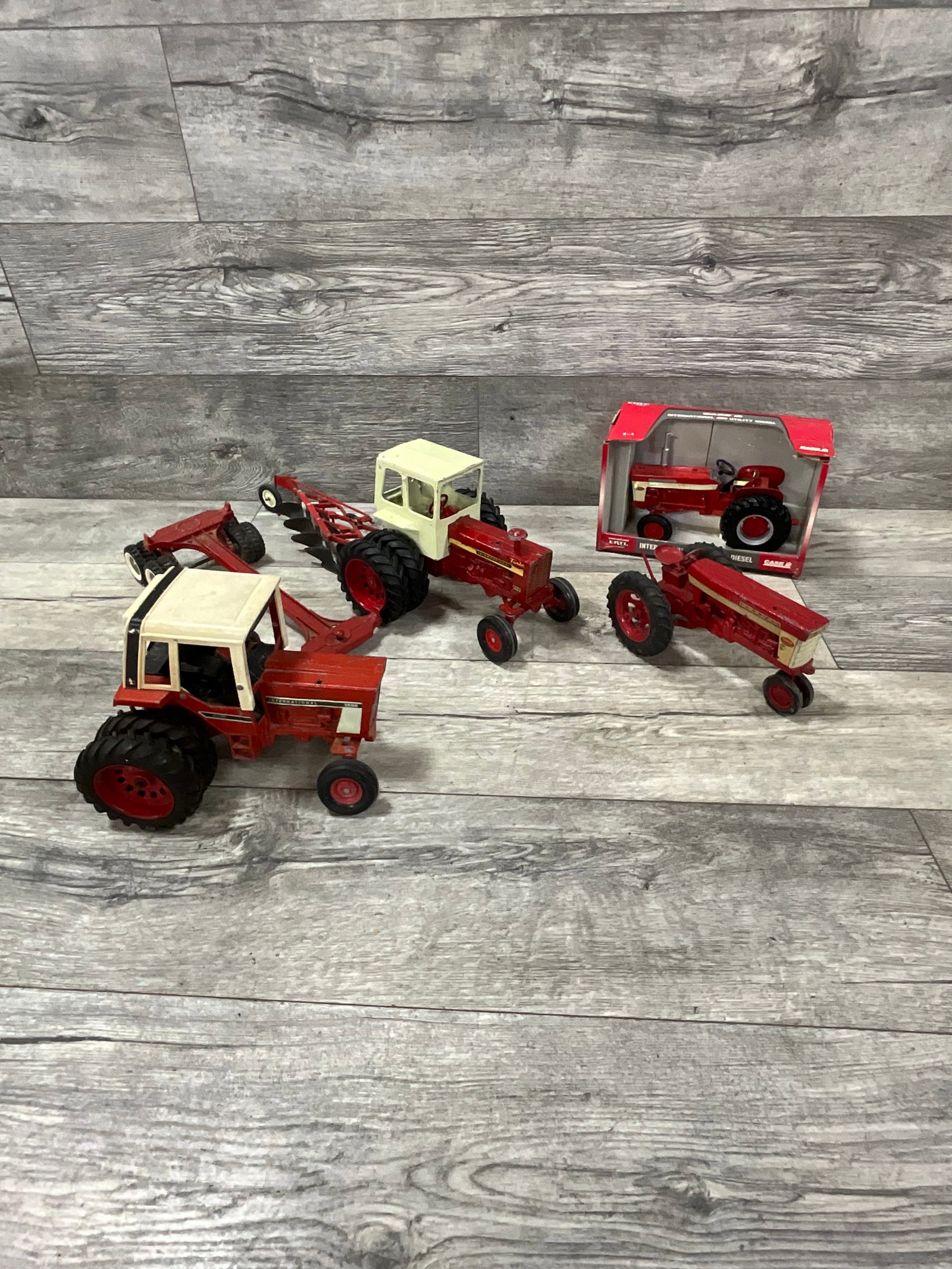 DIECAST TRACTORS AND IMPLEMENTS: FARMALL, INTERNATIONAL, SOME ERTL. FOUND CONDITION.