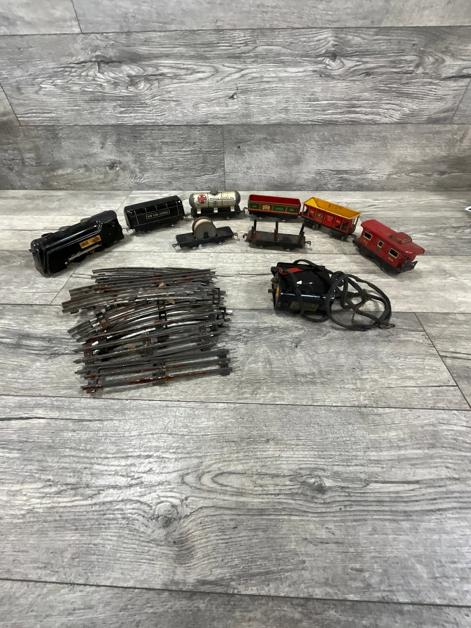 MARX PRESSED STEEL TRAIN SET: FOUND CONDITION.