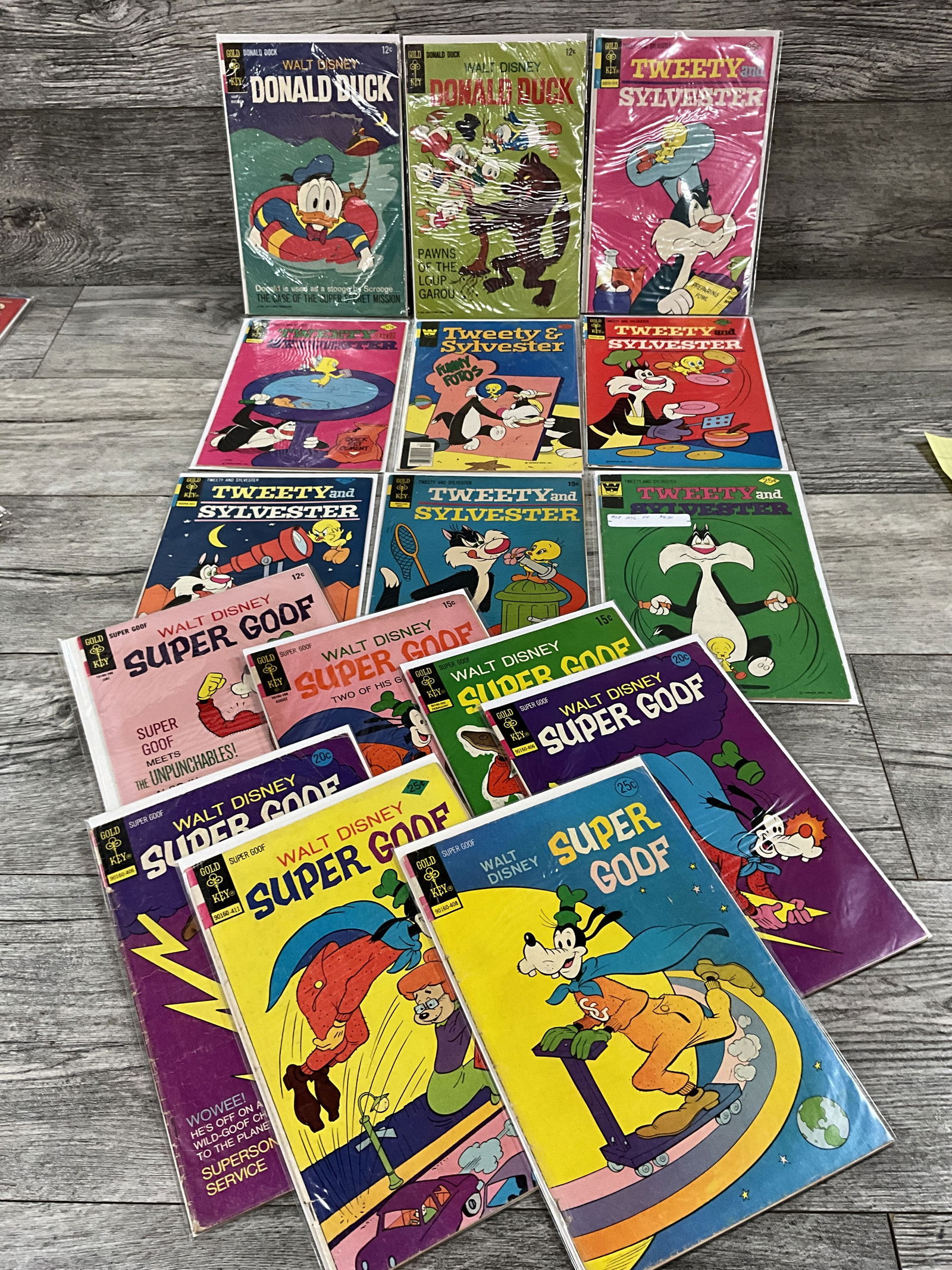 16 issues of walt disney #'s  7, 18, 24, 30, 30, 32, 31, 42, 24, 58, 117, 116, 64, 88, 44, 40.  Gold (1 of 2)