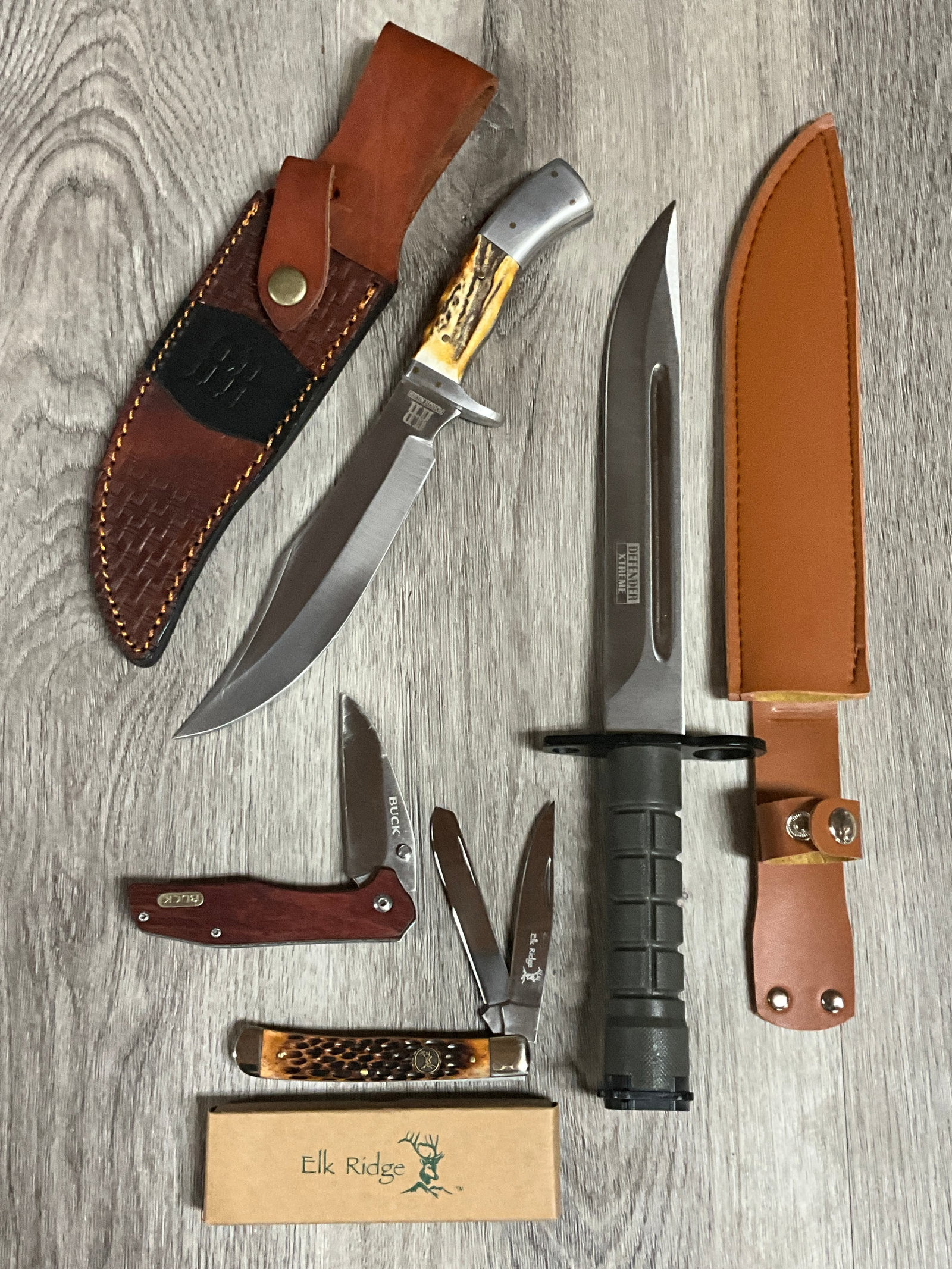 LOT OF 4 POCKET KNIVES & FIXED BLADE KNIVES: BUCK, DEFOUNDER XTREME, RR. NEW CONDITION