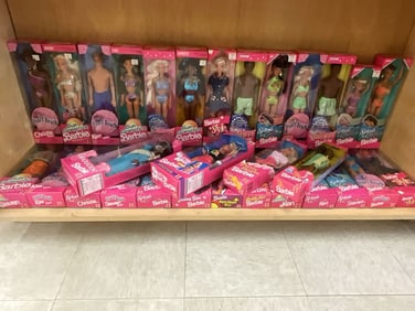 Lot of 30 dolls