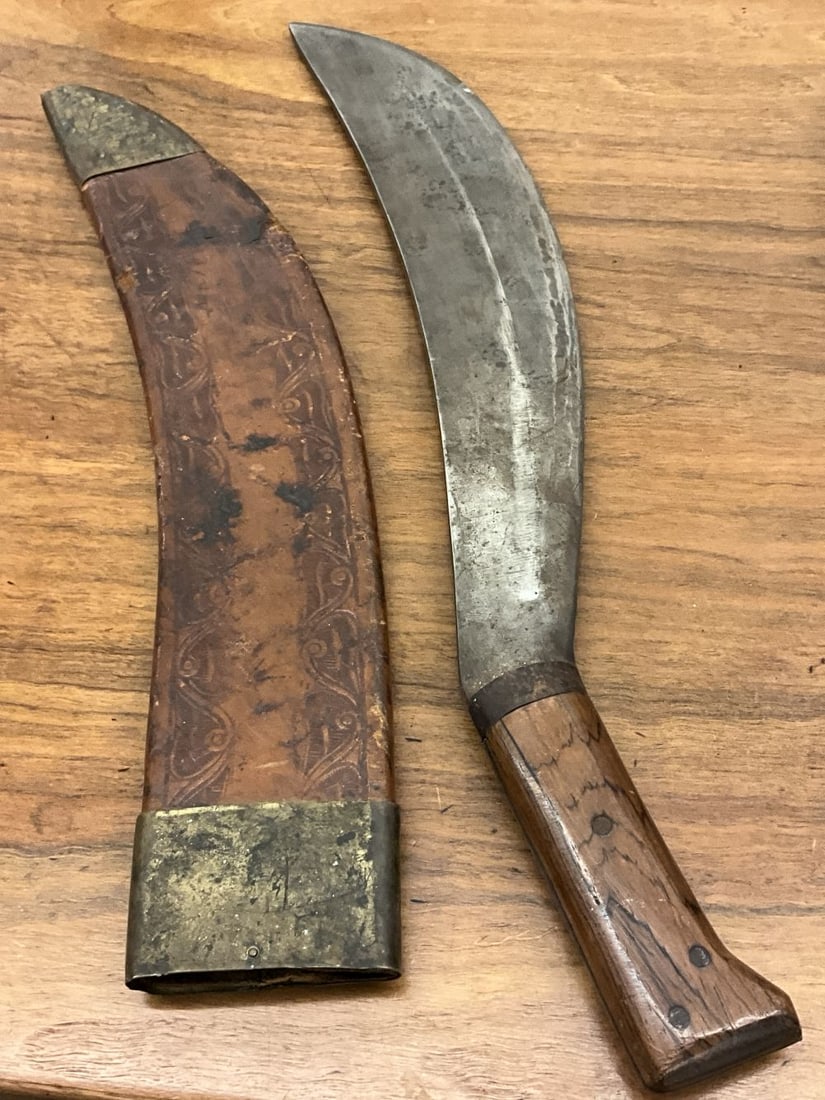 Vintage Bolo Machete: 15" blade with leather sheath