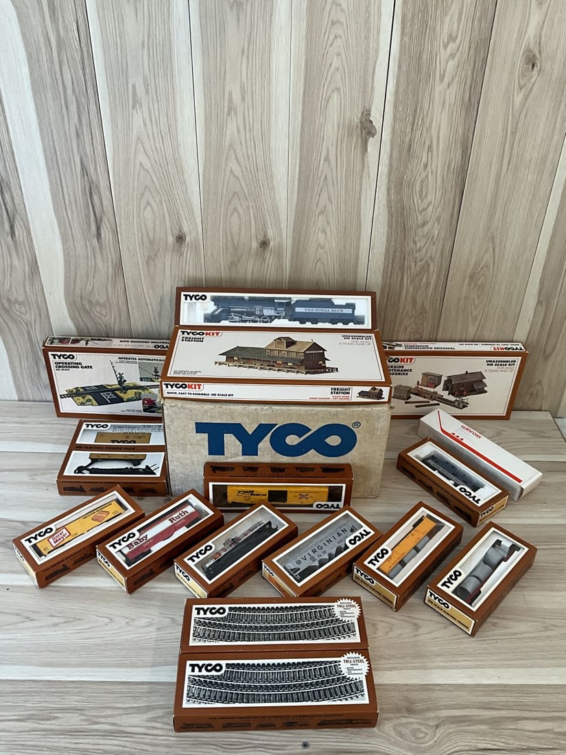 Tyco Ho Scale Electric Train: The Royal Blue Engine and several accessories. Very Good Condition