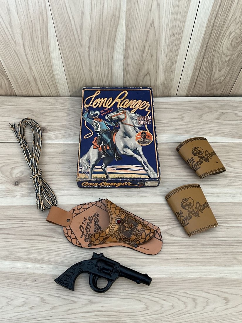 Lone Ranger Official Outfit: M.A. Henry Co. 1942 with original box. All in very good condition