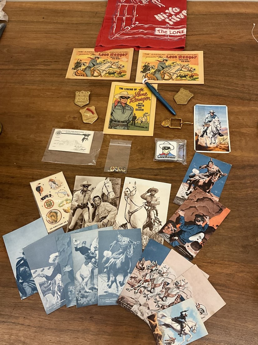 Vintage Lone Ranger Collectors Lot: Bandana, mini comics, pen, badges, buckles, post cards, etc.