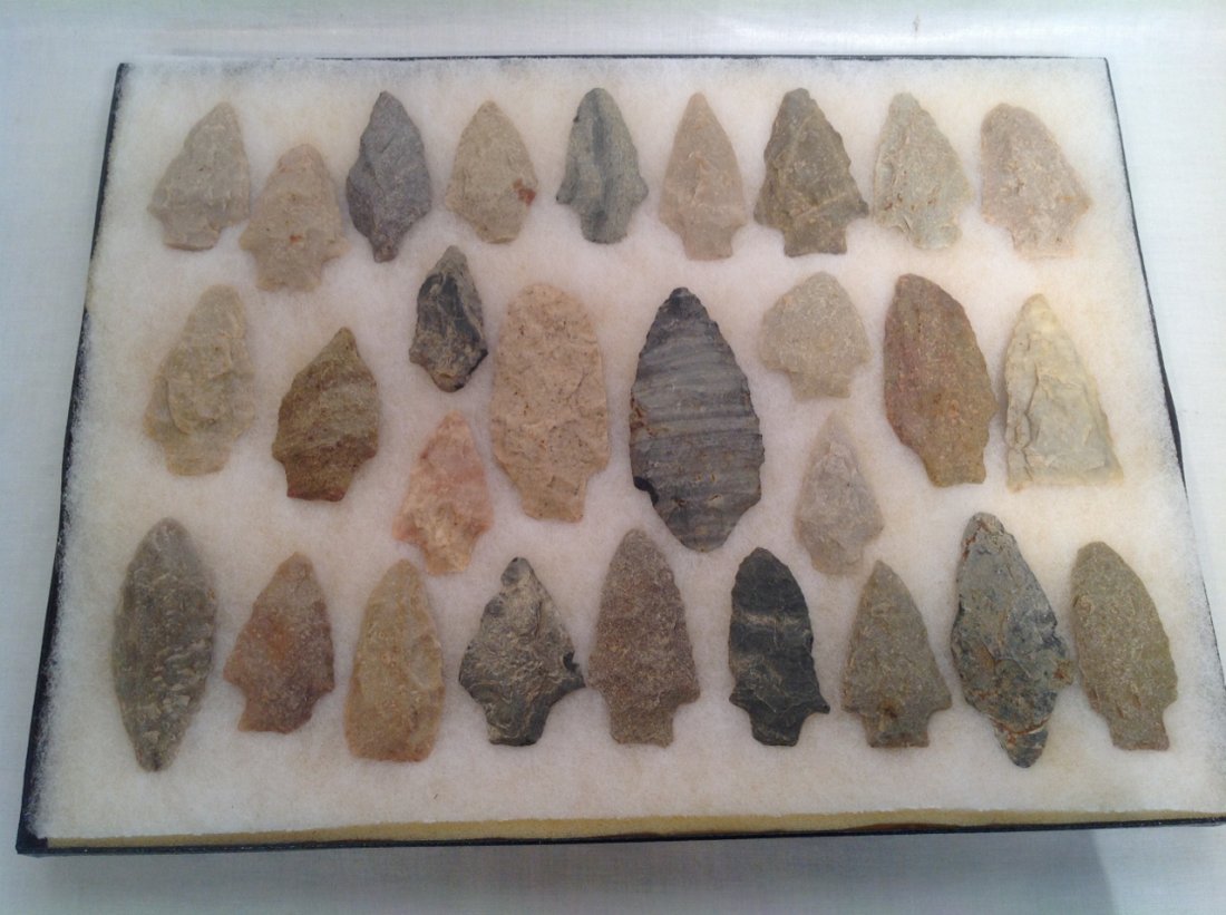 American Indian Stone Artifacts - Lot of 28 Pieces: American Indian Primitive Hand Chiseled Stone Arrowheads, Scrapers, & Knife-heads - 28 Piece Collection