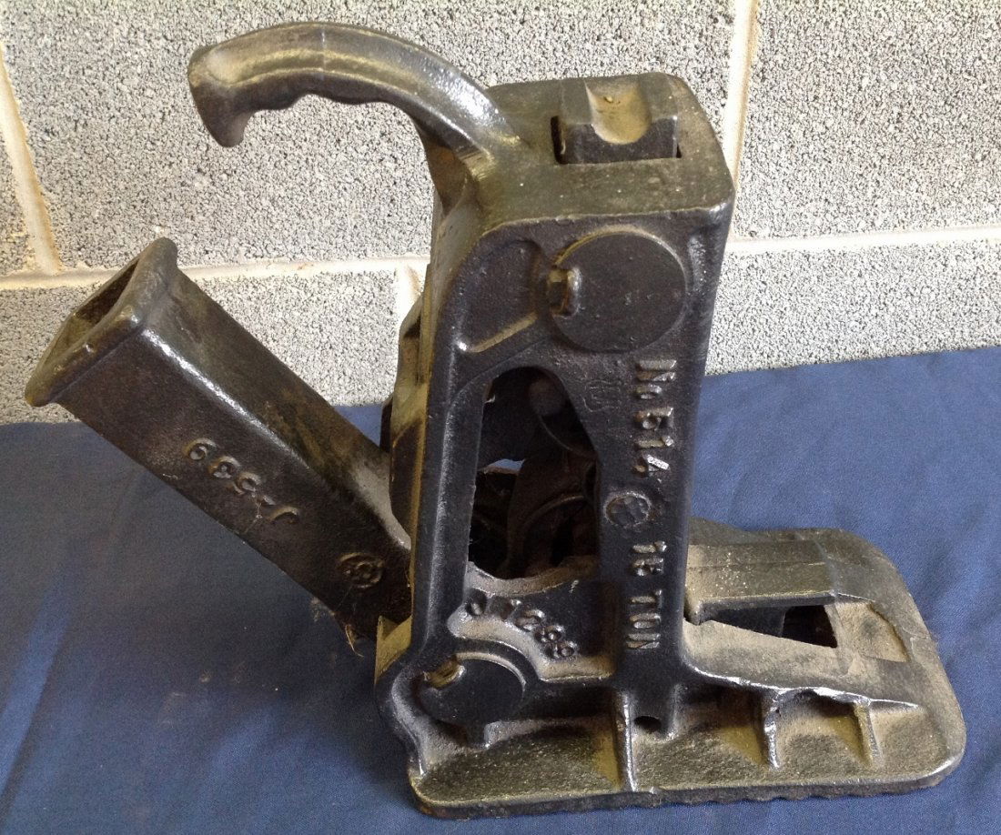 Cast Iron Western Rail Road Jack (1 of 5)