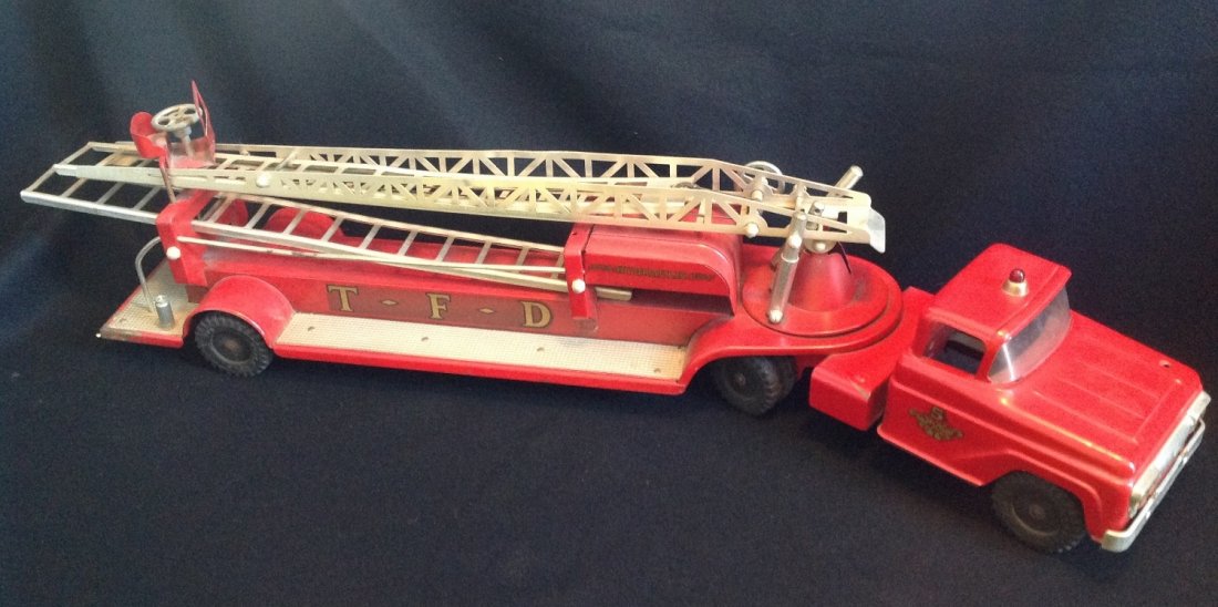 1960's Tonka Hydraulic Ladder Fire Truck (1 of 4)