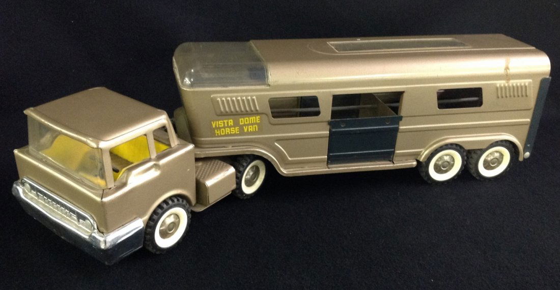 1958-1960 Structo Vista Dome Horse Van: Original 1958-1960 Structo Vista Dome Horse Van Toy. Item has Side Gates. 21 1/2” Long