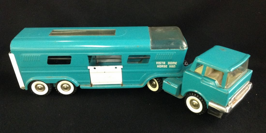 1960’s Structo Vista Dome Horse Van: Original 1960’s Structo Vista Dome Horse Van Toy. Item Comes with 3 Horse Figurines. 21 ½” Long