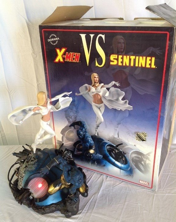 X-Men Vs. The Sentinel Statue by Sideshow 389/650: X-Men Vs The Sentinel Statue by Sideshow Collectibles. Polystone Diorama Collection. Numbered 389/650. Item Comes with Original Box.