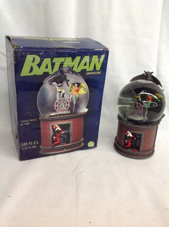 Batman Snowglobe: Batman Snowglobe by DC Direct #1048/1500