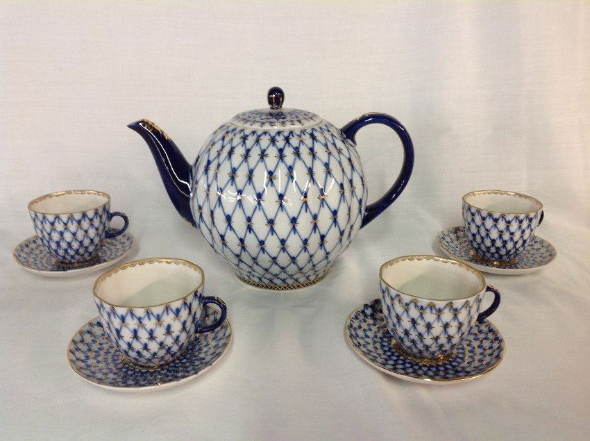 Russian Teapot w/4 Cups & Saucers (1 of 4)