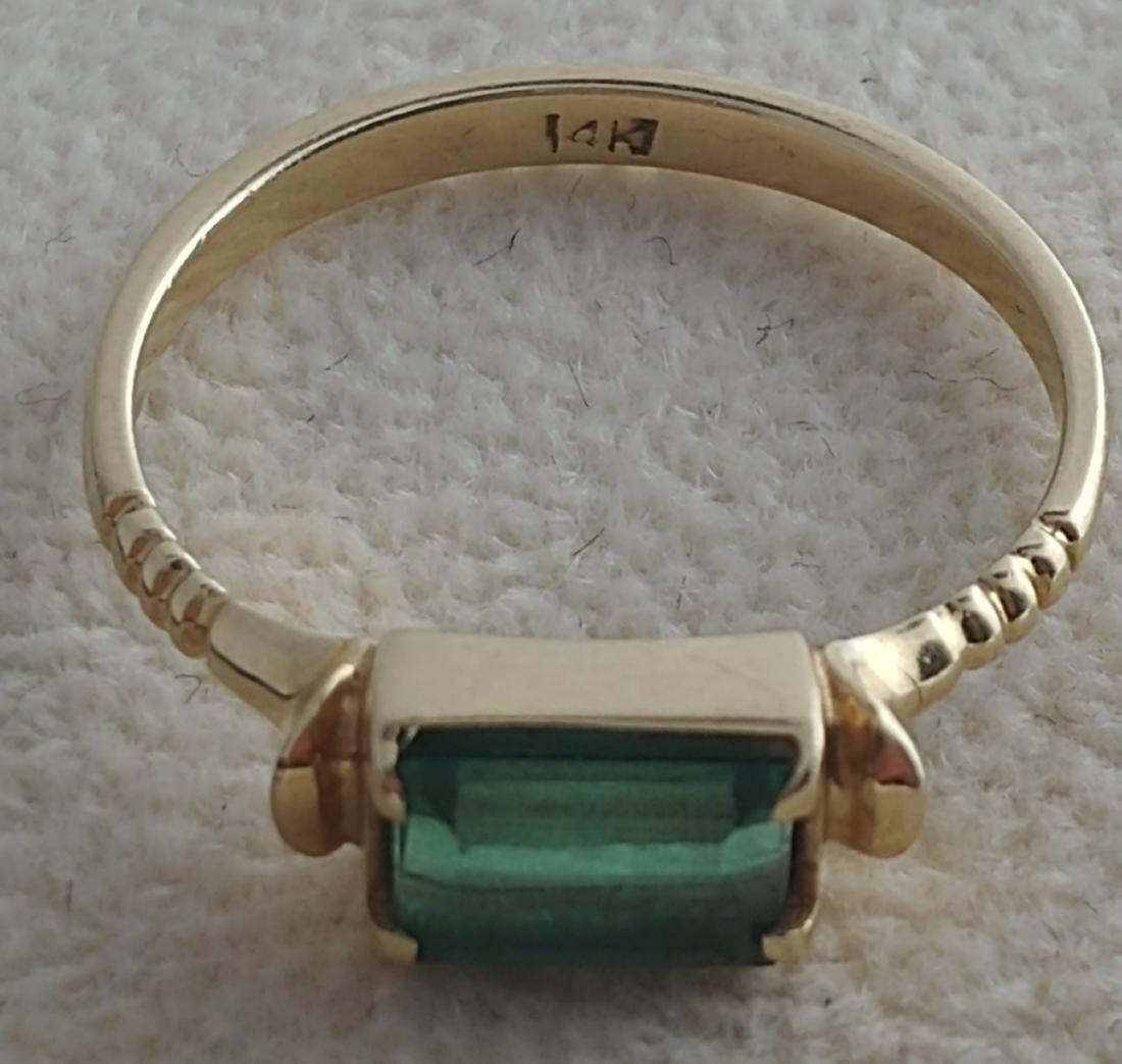 14 Kt YG Ring with an Emerald in the Center (1 of 4)