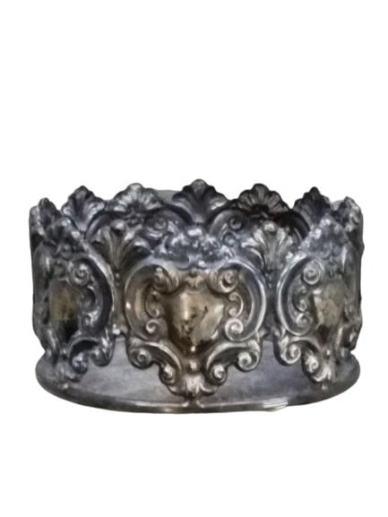 Judaica TOPAZIO Portugal Sterling Wine Holder 6.44 ozt: Judaica Sterling Topazio Portugal Wine Holder Will look stunning with a little polish!! Stamped: 0.925 Topazio, Portugal, Sterling by Brand Weight: 6.435 ozt Height: 2 in