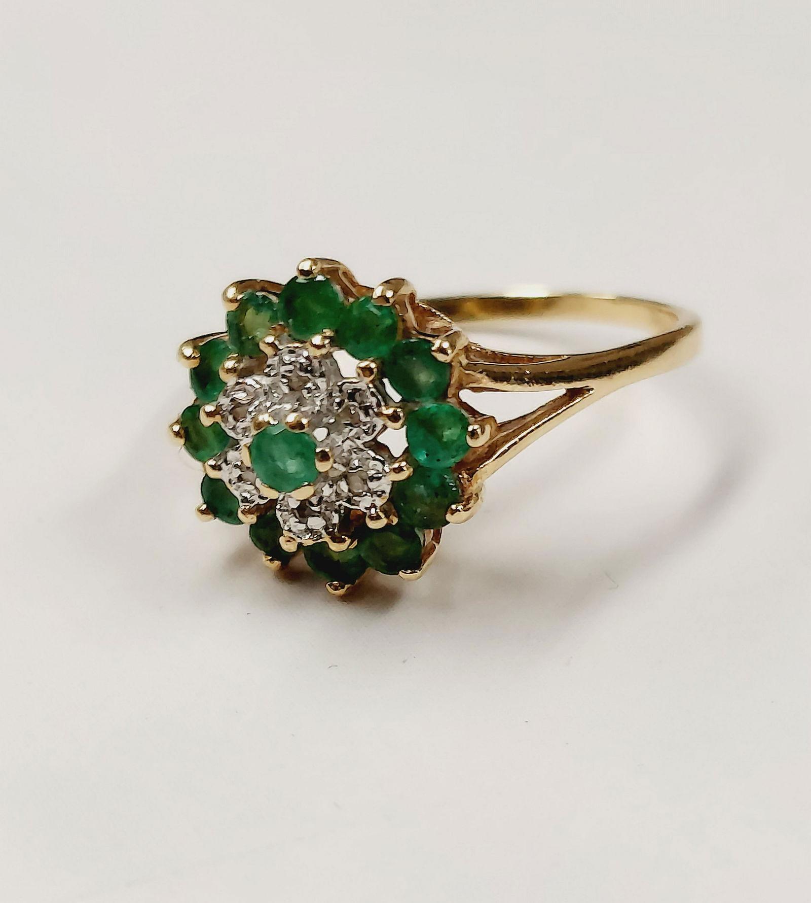 10K Gold Round Emerald And Diamond Cluster Ring Size 8 (1 of 4)