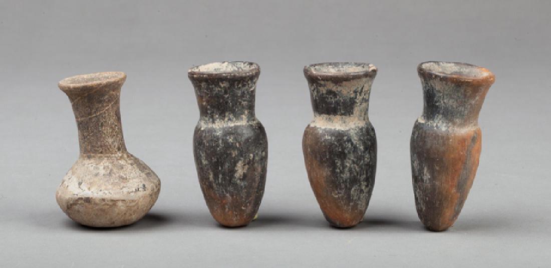 Four aztec potion flasks: Beige and brown terra cotta. Aztec, Mexico, AD 1300-1521. 7 - 6 - 7 - 7cm