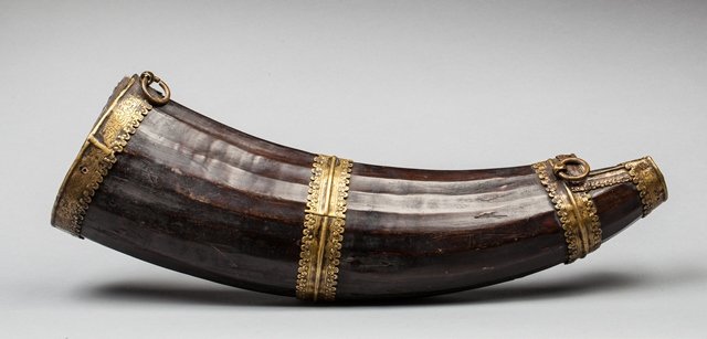 Bhutan repository: RÃ©ceptacle en forme de corne utilisÃ© pour conserver et verser l'alcool. Bois, corne, laiton patinÃ© par l'usage et le temps. Probablement XIX Ã¨me. Bhoutan. 51x15,5 cm. Vente GaÃ¯a du 30 M