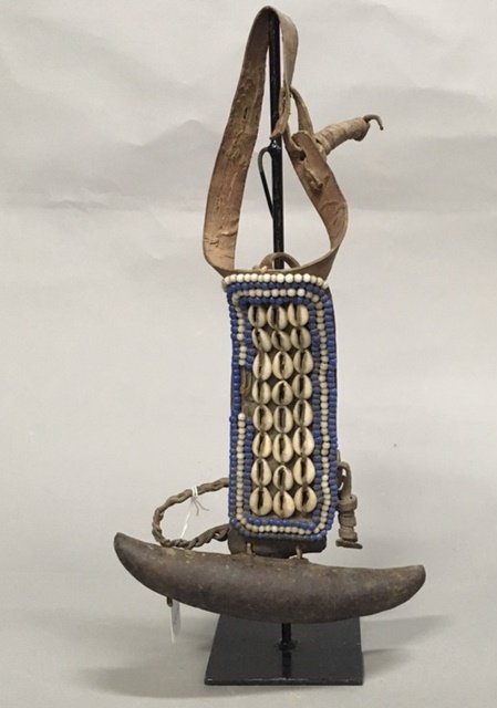 Kuba music instrument: Instrument de musique portÃ© probablement par un danseur comme brassard. Cauris, fer forgÃ©, perles de traites. Probablement Kuba, RÃ©publique DÃ©mocratique du Congo, fin XIX Ã¨me / dÃ©but