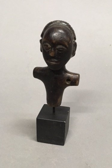Luba shankadi ceremonial flutte: Flute cÃ©rÃ©monielle prÃ©sentant un buste de personnage aux traits stylisÃ©s et avec coiffe en cascade Ã l'arriÃ¨re. Bois patine d'usage brune et miel. Luba Shankadi, RÃ©publique DÃ©m