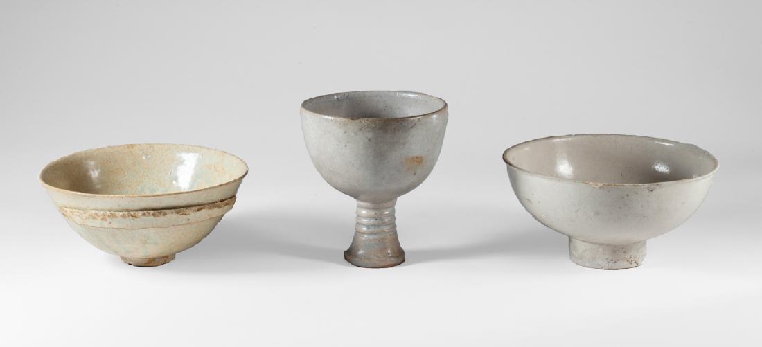 Two Vietnamese bowls and a cup: Deux bols et une coupe sur piédouche. Vietnam, époque indéterminée. Diamètres : 12 - 17,5 - 18cm
