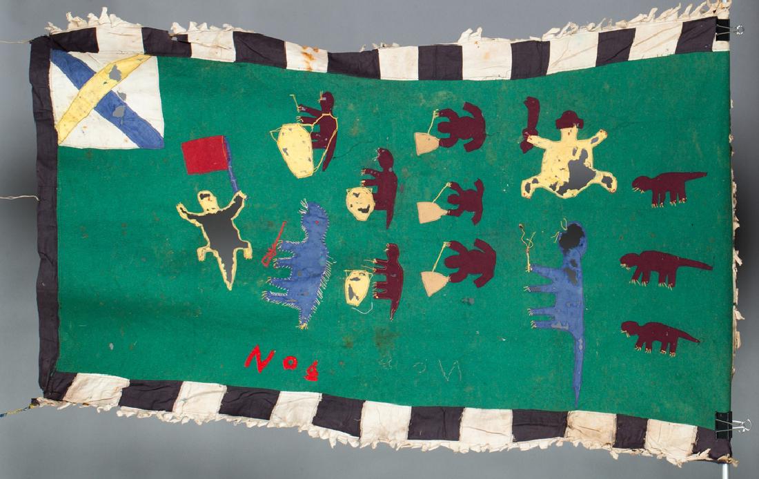 Asafo flag: Drapeau Asafo représentant un décor allégorique composé d'animaux tenant des instruments à rituel dans leurs pattes. Feutrine, quelques accrocs et manques visibles. 135x80 cm