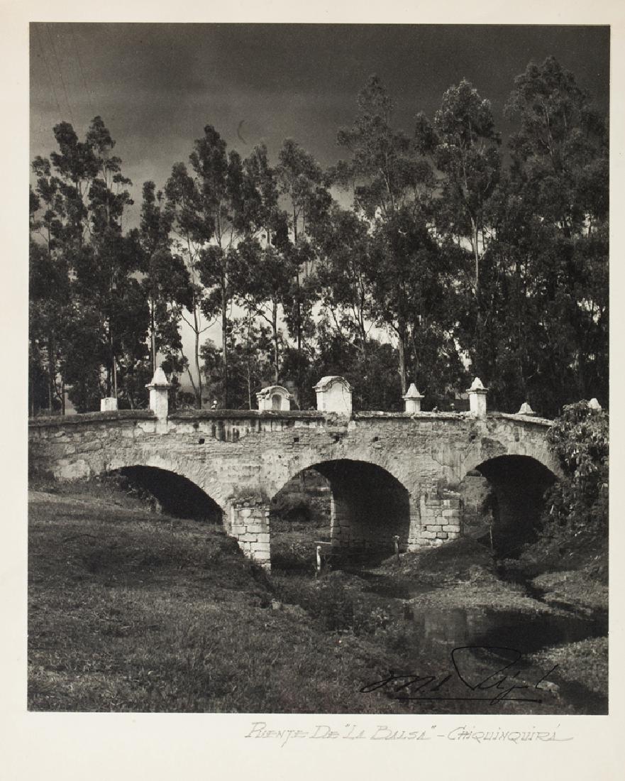 RODRIGUEZ - La Balsa Bridge Chiquinquira", Colombia: "Pont de La Balsa, Chiquinquira", Colombie. Signé à l'encre en bas à droite dans le tirage (Rodriguez). Tirage argentique, 1946. 23,5x20 cm