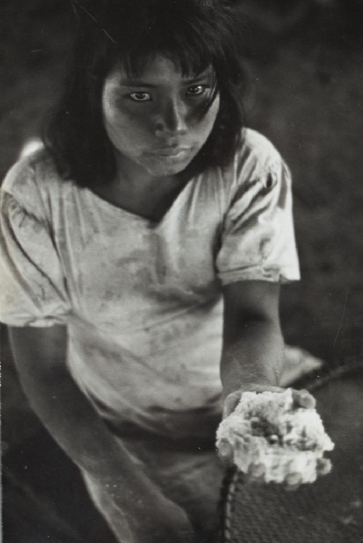 URBINA - Young indian lady. Colombia: URBINA "Portrait de jeune indienne", tirage argentique. Circa 1960-1970. 19,3x12,5 cm