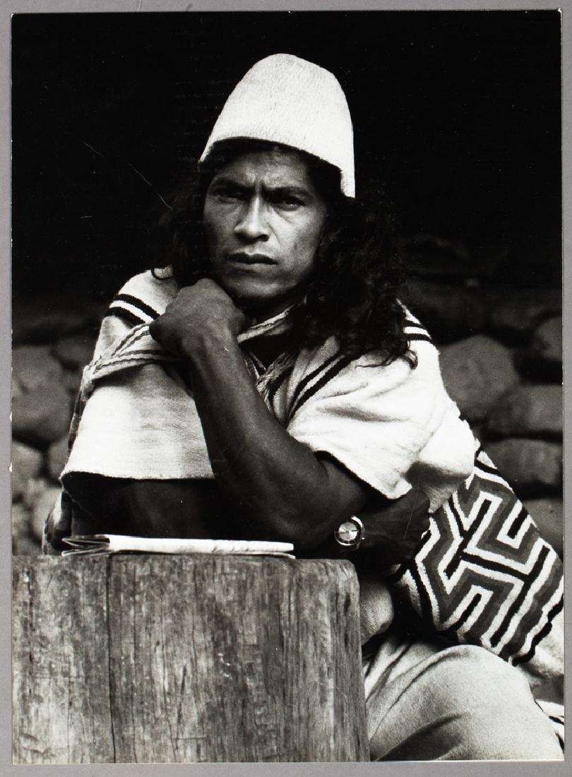 URBINA - Indian with an hat. Colombia: URBINA "Portrait d'indien au chapeau". Tirage argentique, circa 1970. 24x17,5 cm