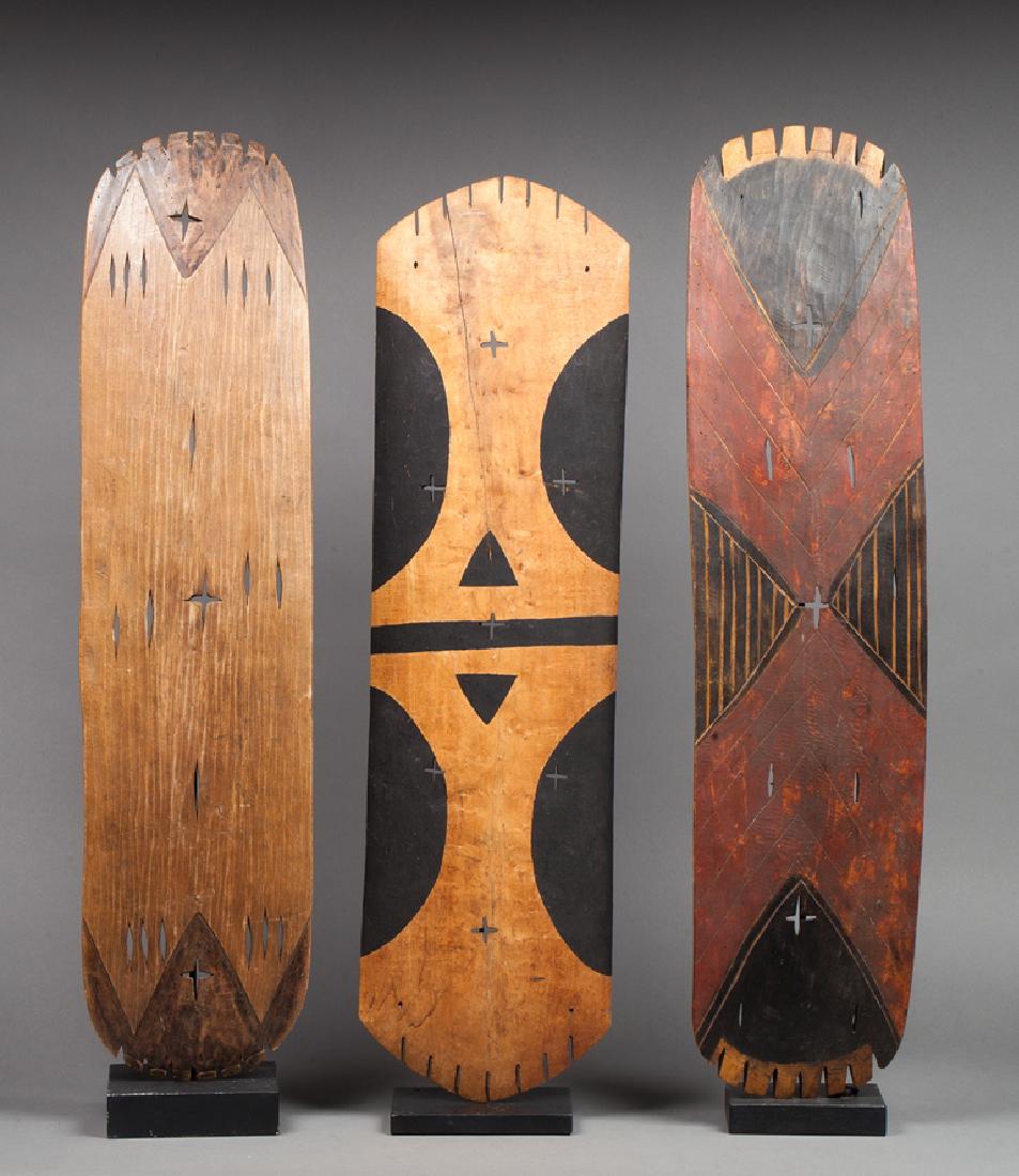 Three Tutsi harps: Ensemble composé de trois caisses de harpes en bois à décor géométrique polychrome. Cordes manquantes. Tutsi, Rwanda. 86x21 - 83x22 - 87x21cm