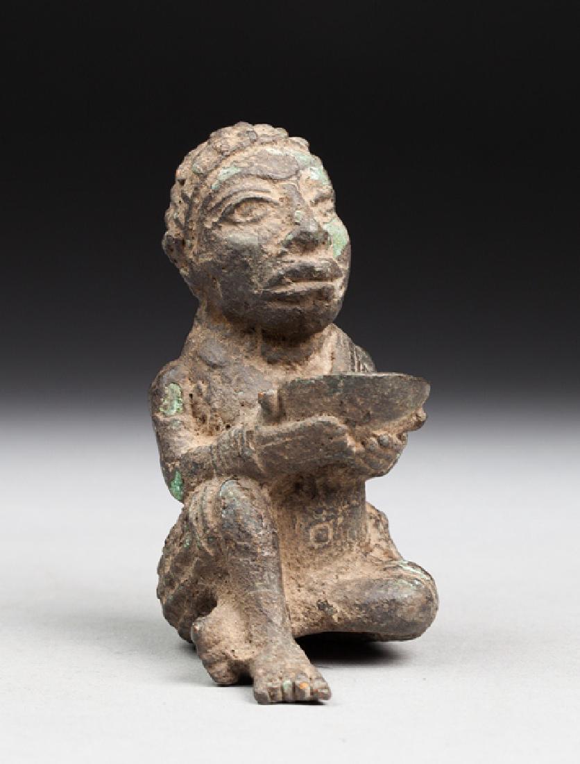 Personnage assis tenant dans ses mains une coupe (1 of 1)