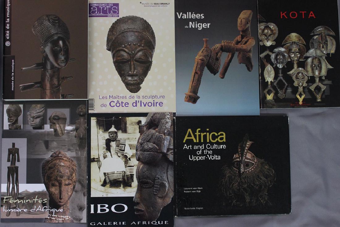 Ensemble de 9 ouvrages: "Song of the River, Harps of: Ensemble de 9 ouvrages: "Song of the River, Harps of central Africa", Catalogue d'exposition en anglais Cité de la Musique, Paris, du 29 mai 1999 au 29 août 1999. Ed. Cité de la Musique "Connaissan