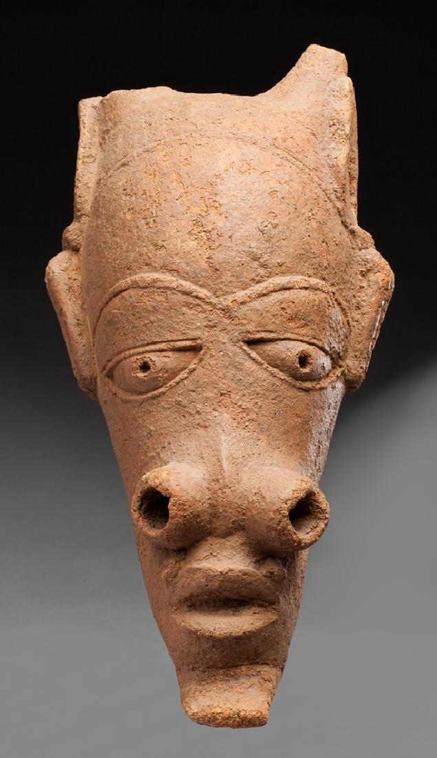 Larg Nok head: Importante tête présentant un chef à l'expression courroucée, les narines dilatées symboliquement exprimant probablement un concept de souffle vital ou la prise de substances hallucinogènes puis