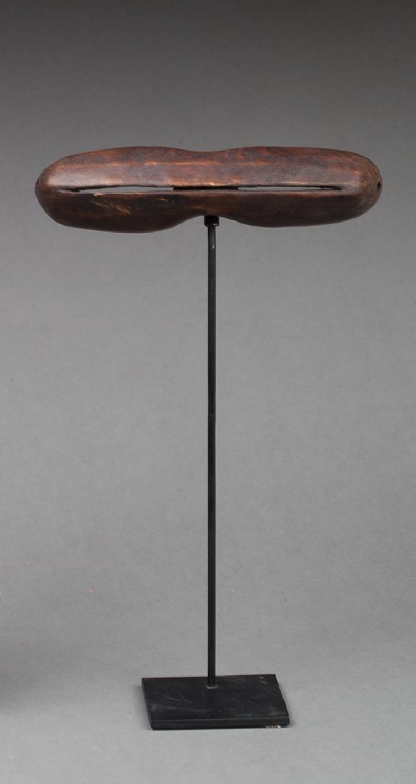 Eskimo glasses: Lunette en bois flotté avec marques d'usage et patine brune. Eskimo, Alaska. 18x4cm